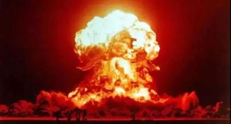 面对美国人的威胁，他回答：我必将效忠中国人民！