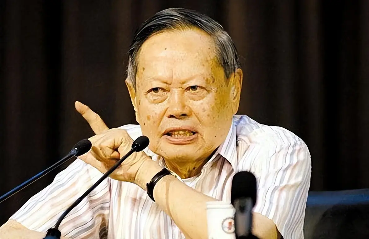 杨振宁的“长寿秘诀”：最核心的并不是多运动、喝水，而是这4点