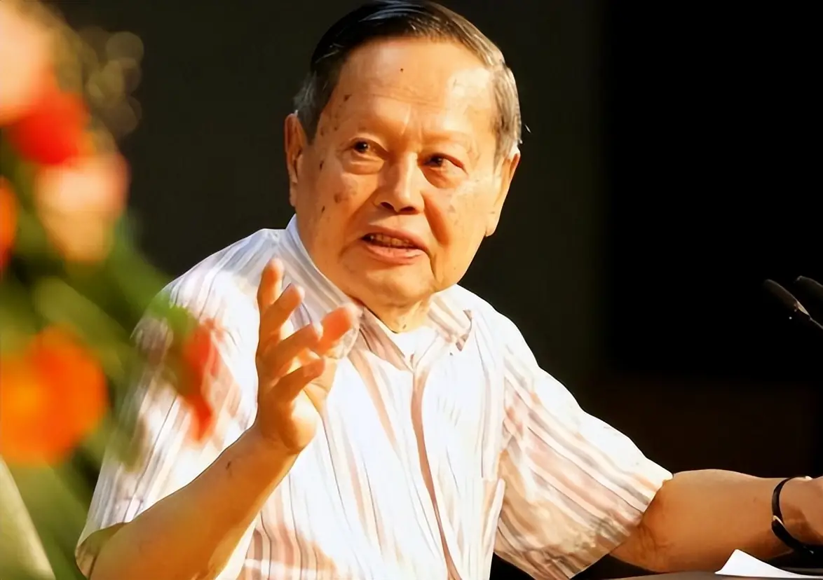 杨振宁的“长寿秘诀”：最核心的并不是多运动、喝水，而是这4点