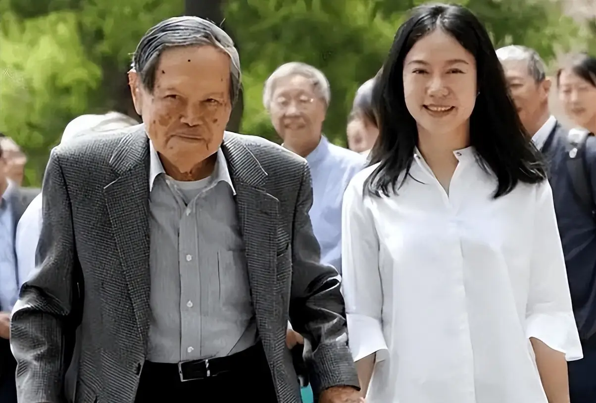 杨振宁的“长寿秘诀”：最核心的并不是多运动、喝水，而是这4点