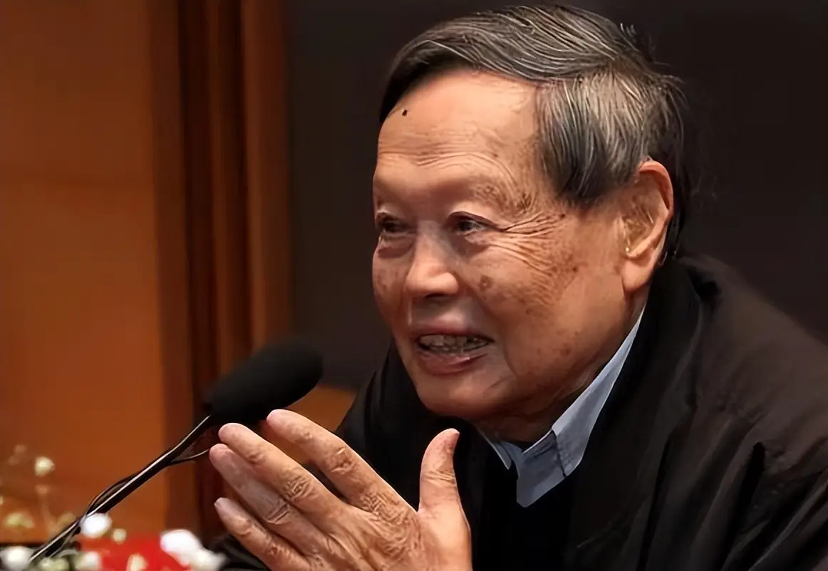 杨振宁的“长寿秘诀”：最核心的并不是多运动、喝水，而是这4点