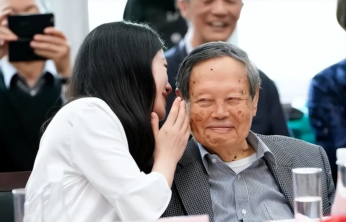 杨振宁的“长寿秘诀”：最核心的并不是多运动、喝水，而是这4点