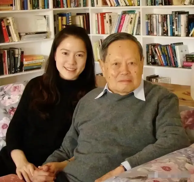 演都不演了！杨振宁去世仅5天，恶心的事情发生了，结局大快人心