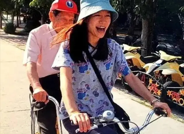 演都不演了！杨振宁去世仅5天，恶心的事情发生了，结局大快人心