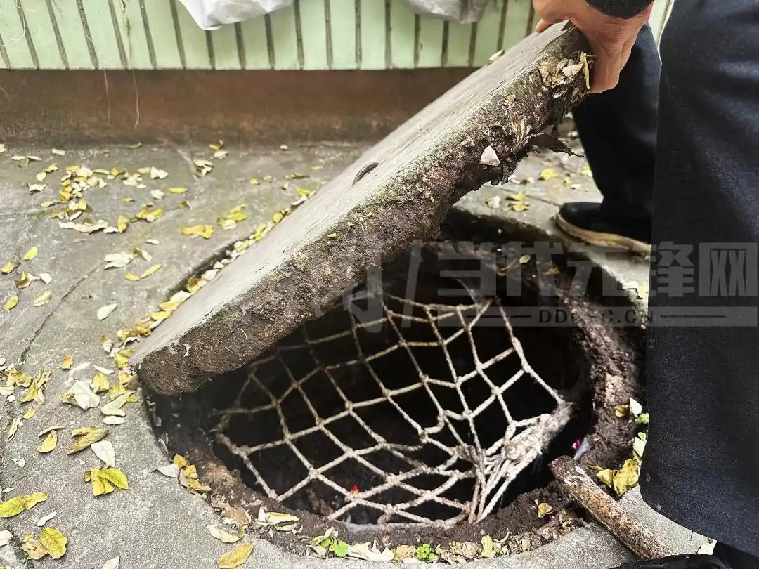 「天眼问政」贵阳一小区化粪池堵塞多月,街道办协调疏通难在集资