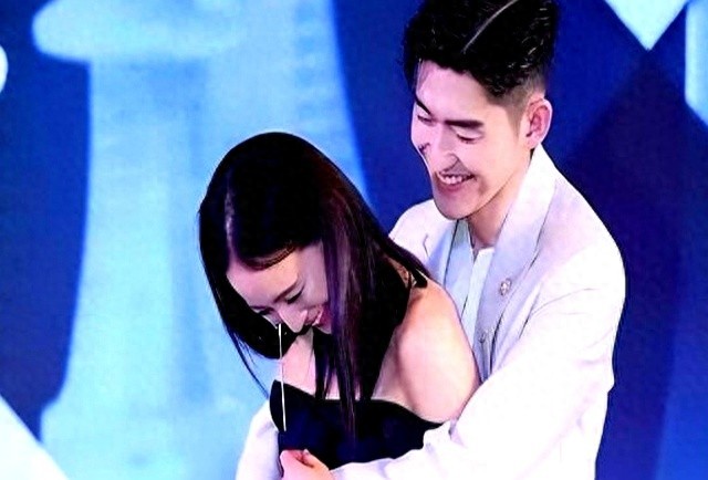 内娱的明星有多离谱,强吻袭胸掀衣服,“假戏真做”太可怕