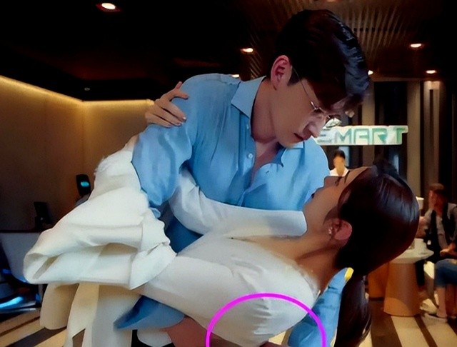 内娱的明星有多离谱,强吻袭胸掀衣服,“假戏真做”太可怕