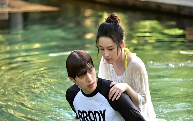 内娱的明星有多离谱,强吻袭胸掀衣服,“假戏真做”太可怕