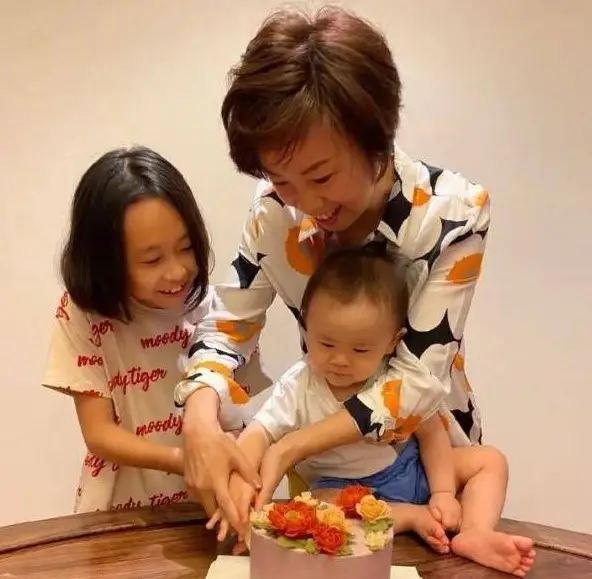 身价300亿富商徐威，宠袁立12年，缘何转身娶奥运冠军张怡宁？