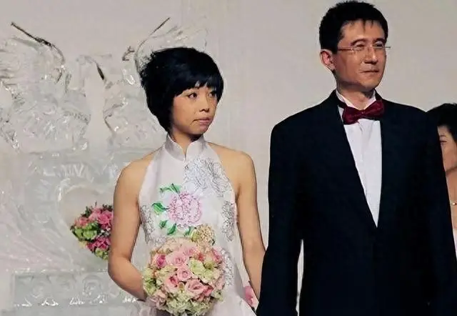 身价300亿富商徐威，宠袁立12年，为何转身迎娶奥运冠军张怡宁？