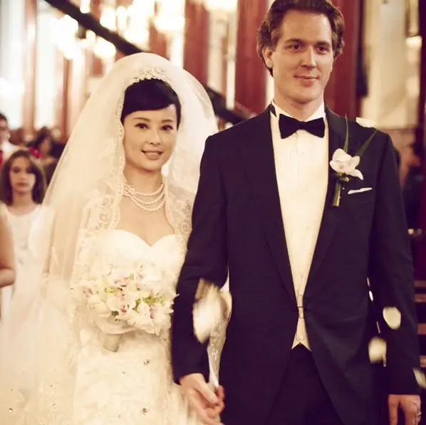 身价300亿富商徐威，宠袁立12年，为何转身迎娶奥运冠军张怡宁？