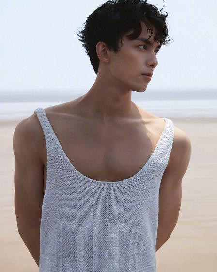 吴磊最新采访超有梗，抱怨杂志尺度太大，网友：男德班优秀毕业生