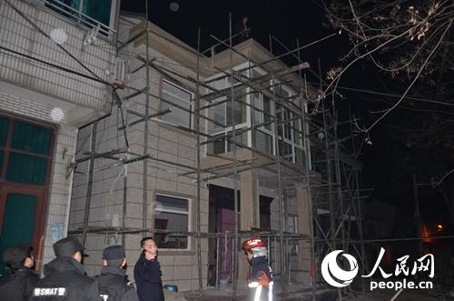 男子跳楼轻生 浙江湖州织里消防成功解救