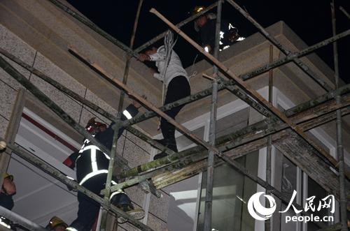 男子跳楼轻生 浙江湖州织里消防成功解救