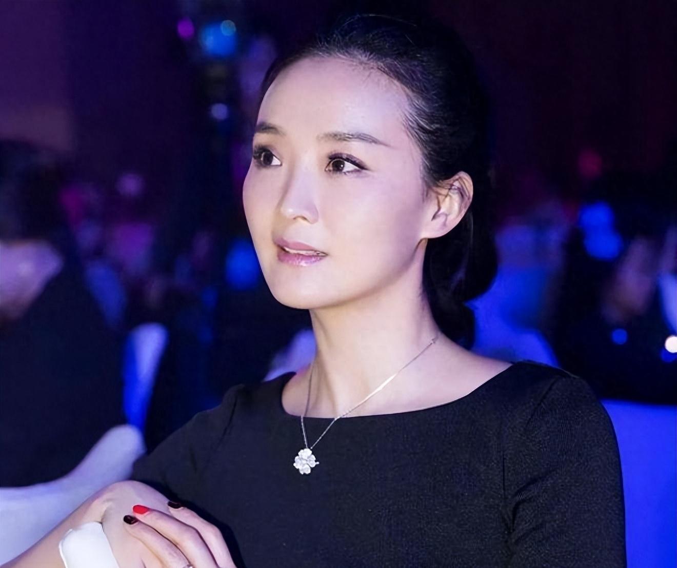 被继子掌掴，亲儿子骂猪头，今复出替夫还债，王艳豪门路有多坎坷