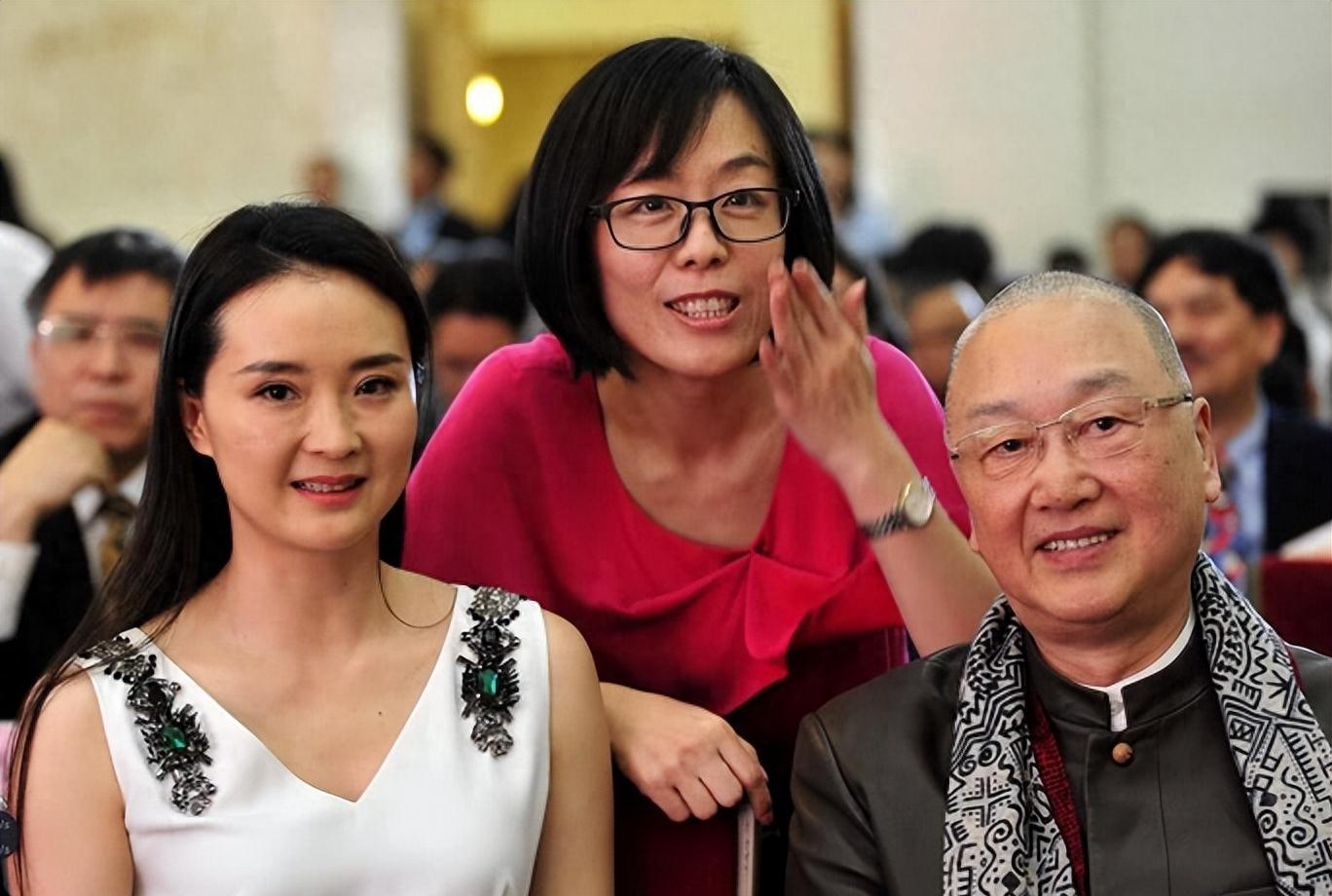 被继子掌掴，亲儿子骂猪头，今复出替夫还债，王艳豪门路有多坎坷