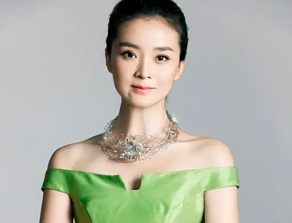 王艳在15亿豪宅带货！神情抑郁疑为夫还债，身家百亿曾遭继子掌掴