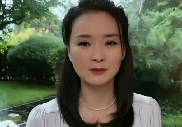 王艳在15亿豪宅带货！神情抑郁疑为夫还债，身家百亿曾遭继子掌掴