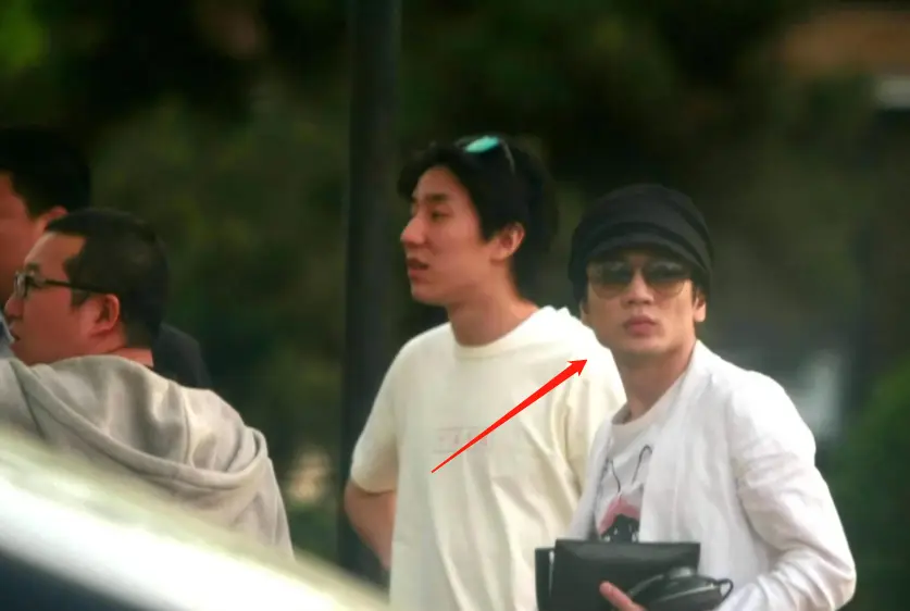 王艳在15亿豪宅带货！神情抑郁疑为夫还债，身家百亿曾遭继子掌掴