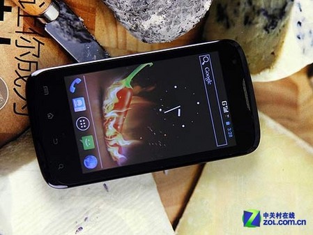 价格"大杀器" 699元双核小辣椒手机评测