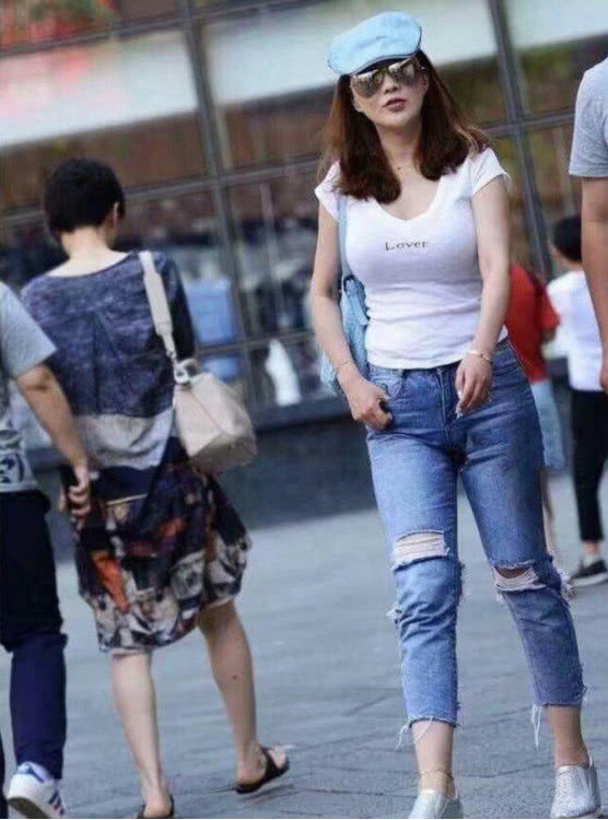 牛仔热裤彰显出你完美的蜜桃臀!