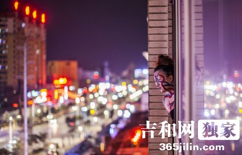 很前卫爱特效彩妆 长春70后美女公务员的双面人生