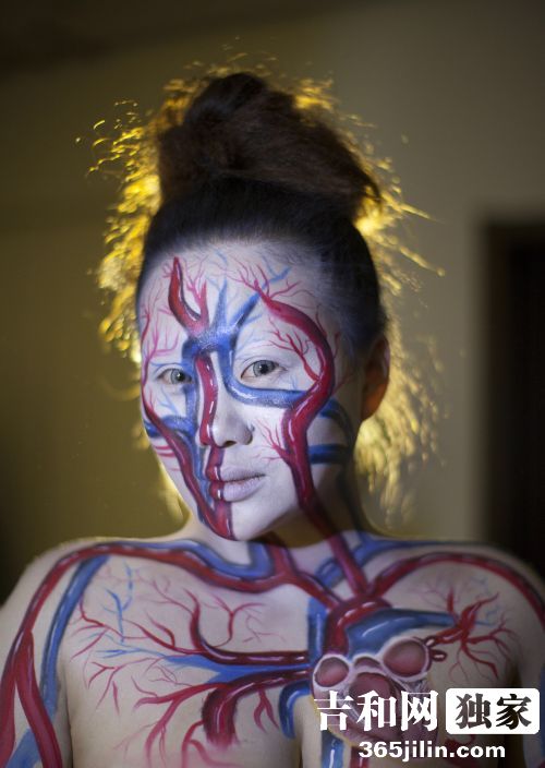 很前卫爱特效彩妆 长春70后美女公务员的双面人生