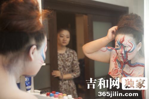 很前卫爱特效彩妆 长春70后美女公务员的双面人生