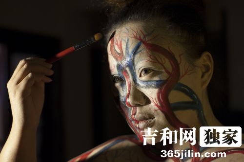 很前卫爱特效彩妆 长春70后美女公务员的双面人生