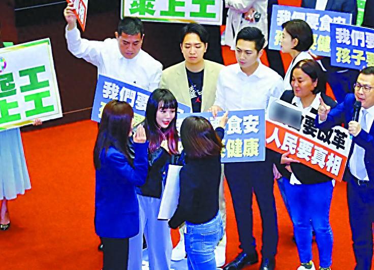 【环时台湾观察】打架斗殴，台湾“立法院”的“名场面”