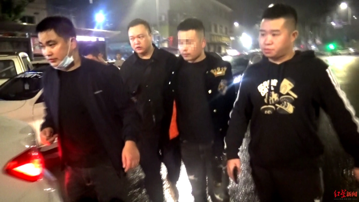 骑自行车“碰瓷”称手机被摔坏索赔,这个作案80多起的碰瓷团伙作案栽了