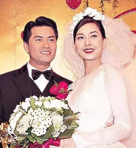 有一次，吕良伟父亲大骂：“你老婆周海媚天天睡到12点，这么懒的女