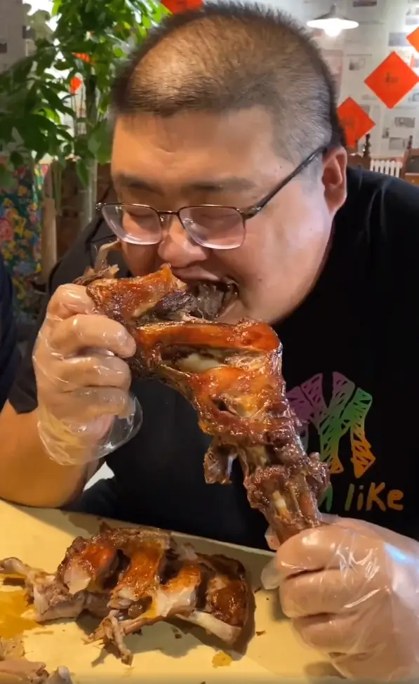 网红泡泡龙去世，红雨老师被质疑推卸责任，悄悄删除差评拉黑网友