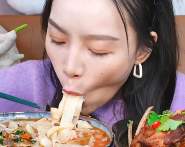 “泡泡龙悲剧”再上演？千万网红小贝近况曝光，皮肤无光泽发量少