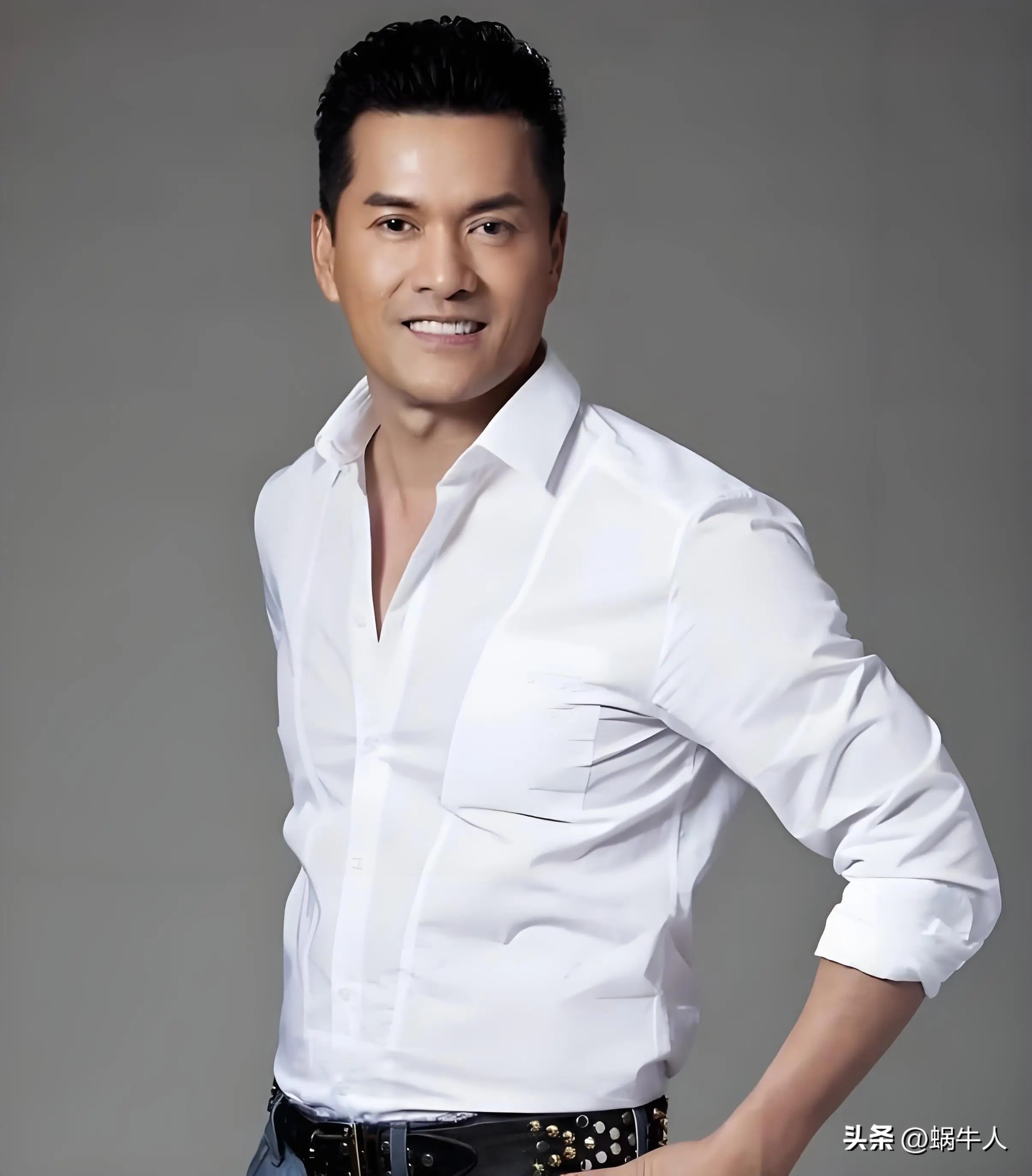 吕良伟携子高调祭祖，身边独缺妻子！是婚姻生变，还是女强人太太另有隐情？