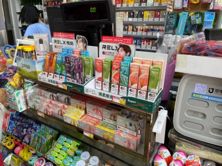 电子烟线下门店逼近未成年人，销售点离学校仅有马路之隔