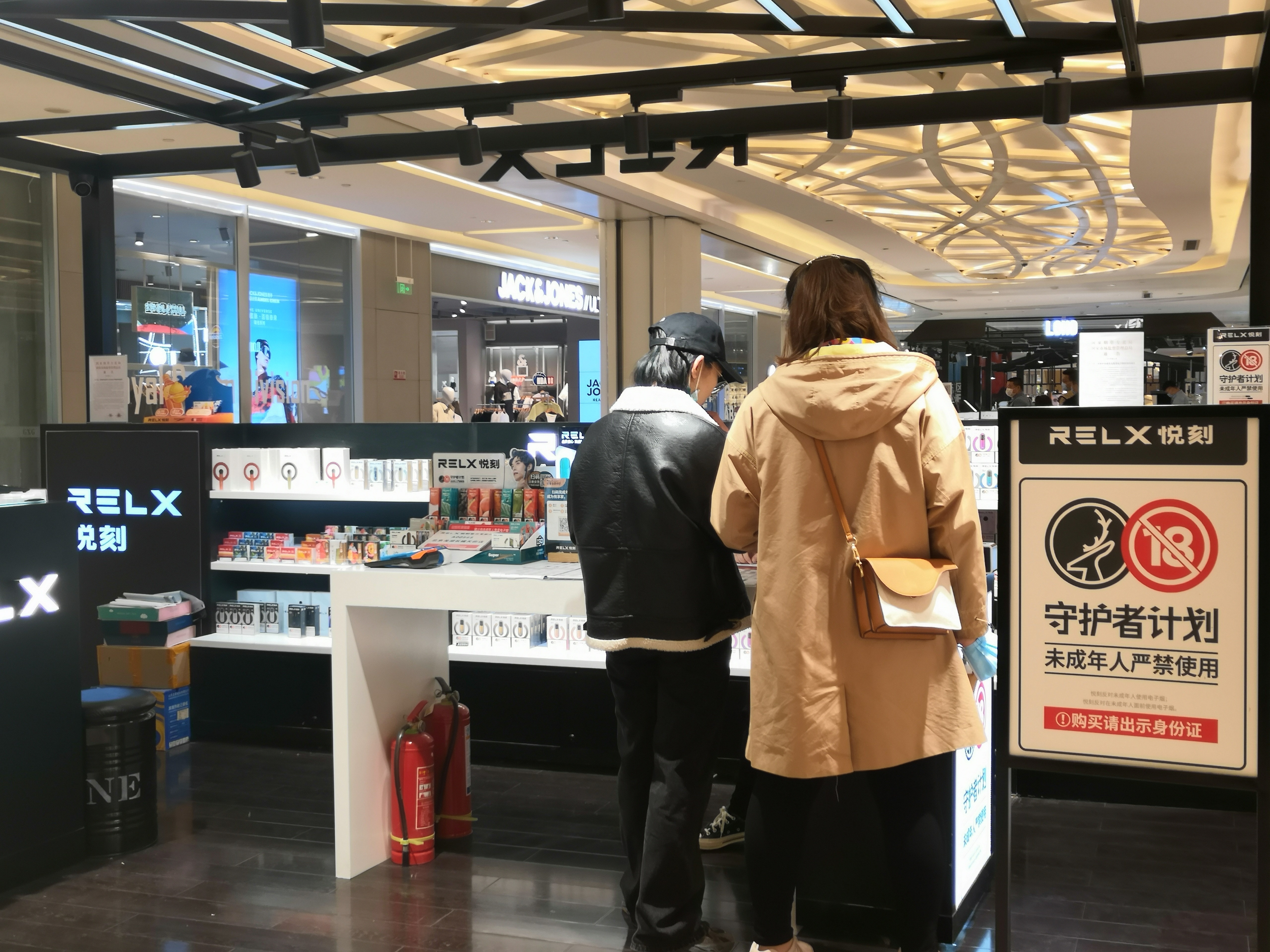 成分没标准、准入没门槛，“时尚”电子烟正泛滥