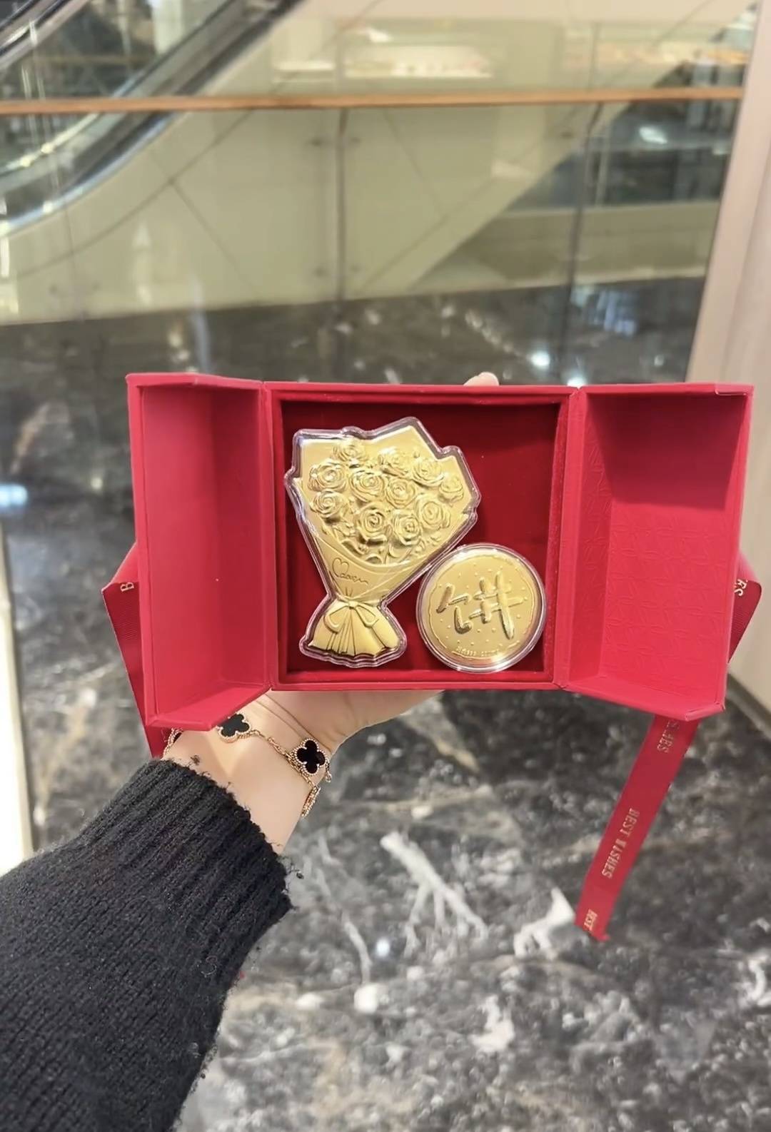 金饰价格突破890元/克！情人节将至黄金玫瑰销量飙升｜封面财经