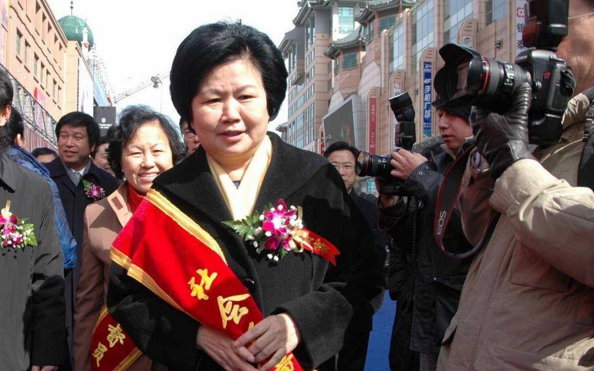 央视主持人邢质斌：和初恋丈夫相守49年，如今75岁的她过得怎样？