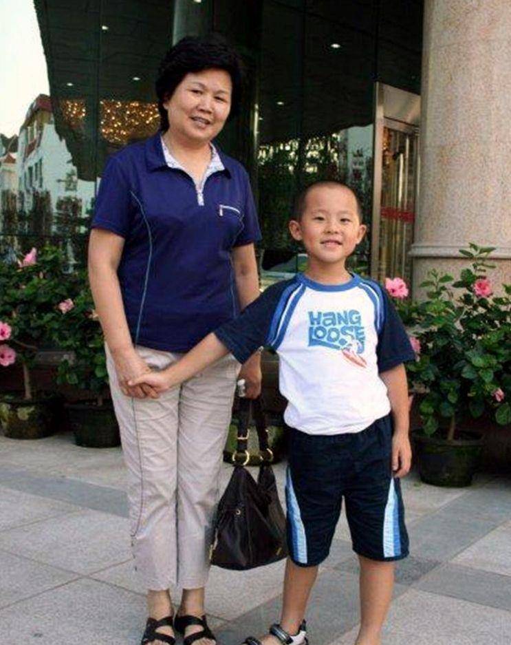 央视主持人邢质斌：和初恋丈夫相守49年，如今75岁的她过得怎样？