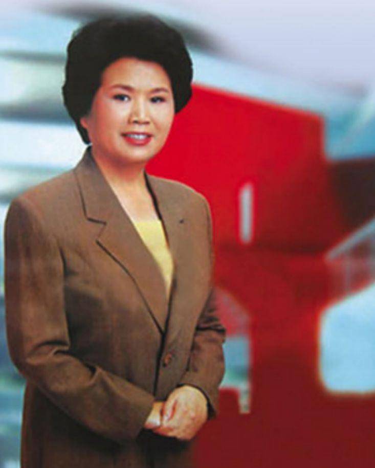 央视主持人邢质斌：和初恋丈夫相守49年，如今75岁的她过得怎样？