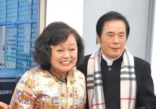 雷洪再婚享甜蜜生活，71岁与22岁娇妻共筑爱巢