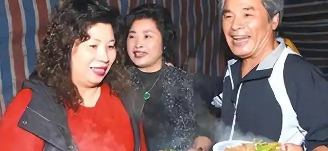 七旬富豪与六妻同屋，每月豪掷7万零花，今又迎娶小娇妻