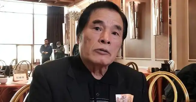 七旬富豪与六妻同屋，每月豪掷7万零花，今又迎娶小娇妻