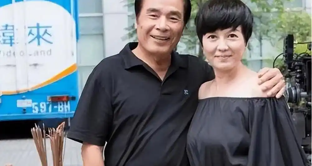 七旬富豪与六妻同屋，每月豪掷7万零花，今又迎娶小娇妻