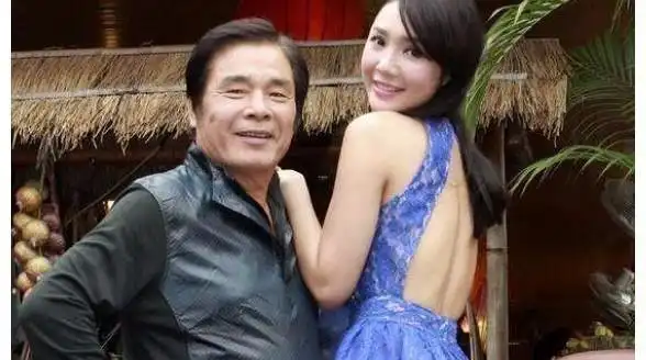 七旬富豪与六妻同屋，每月豪掷7万零花，今又迎娶小娇妻