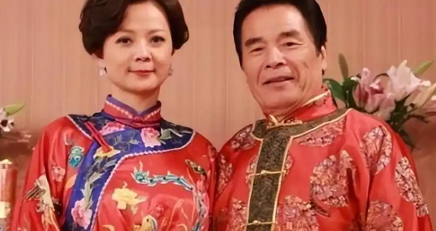 七旬富豪与六妻同屋，每月豪掷7万零花，今又迎娶小娇妻