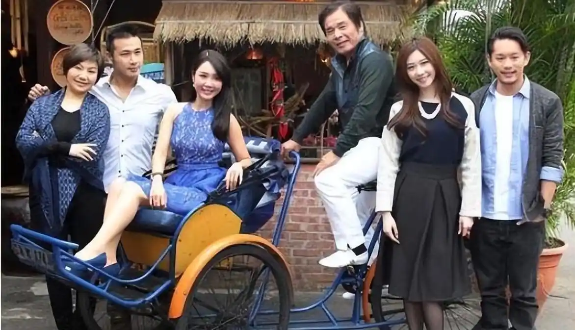 七旬富豪与六妻同屋，每月豪掷7万零花，今又迎娶小娇妻