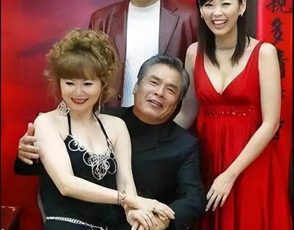 七旬富豪与六妻同屋，每月豪掷7万零花，今又迎娶小娇妻