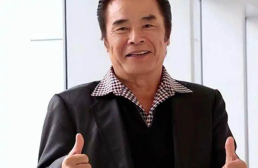 七旬富豪与六妻同屋，每月豪掷7万零花，今又迎娶小娇妻